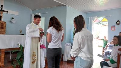 Missa Solene em louvor a Nossa Senhora do Rocio na Comunidade Vila Rural reuniu dezenas de fiÃ©is